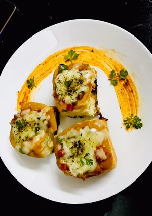 A picture of Stuffed Cheese veggie Pav Pizza.