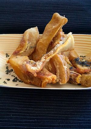 Una foto de Oreja de cerdo en adobo y frita