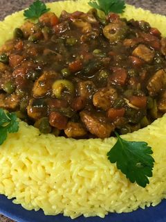 Una foto de Pollo con arroz receta más fácil, rica y rápida /comida de Marruecos