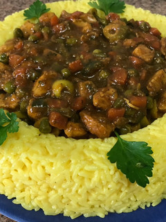 Una foto de Pollo con arroz receta más fácil, rica y rápida /comida de Marruecos