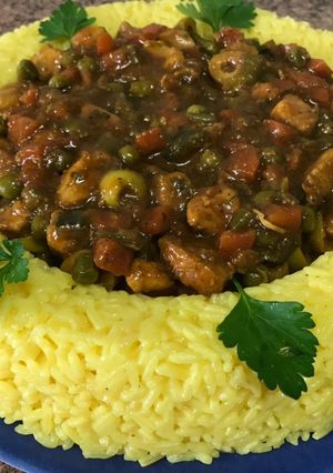 Una foto de Pollo con arroz receta más fácil, rica y rápida /comida de Marruecos
