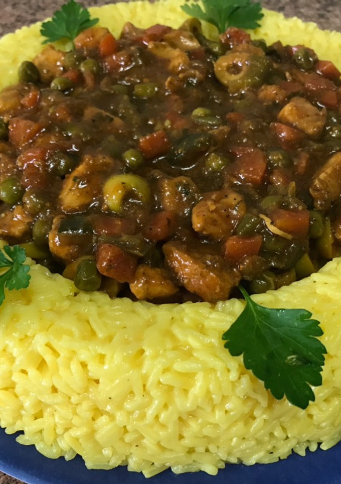 Una foto de Pollo con arroz receta más fácil, rica y rápida /comida de Marruecos