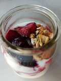 Parfait de yogurt con frutos rojos