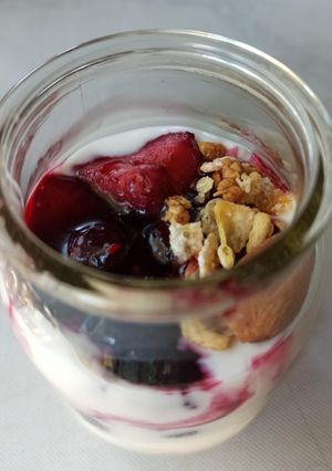 Una foto de Parfait de yogurt con frutos rojos