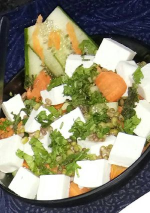A picture of Healthy salad bowl.