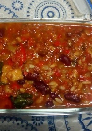 Una foto de Alubias rojas con tomate, espinacas y torreznos de pan