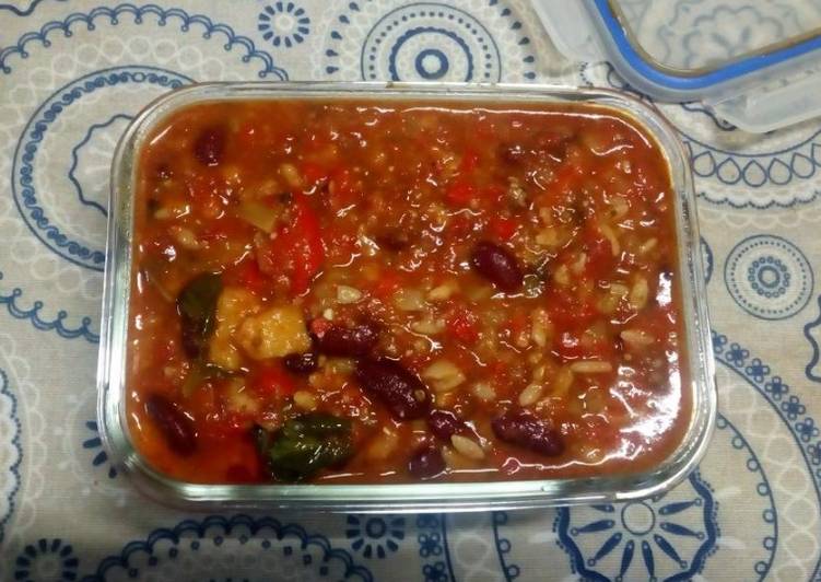 Alubias rojas con tomate, espinacas y torreznos de pan
