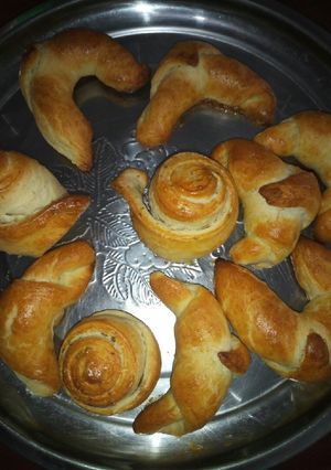 A picture of Italian rolls.