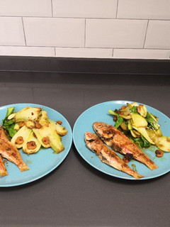 Una foto de Salmonetes con pak Choi y gambas