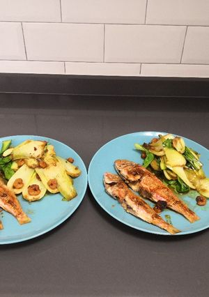 Una foto de Salmonetes con pak Choi y gambas