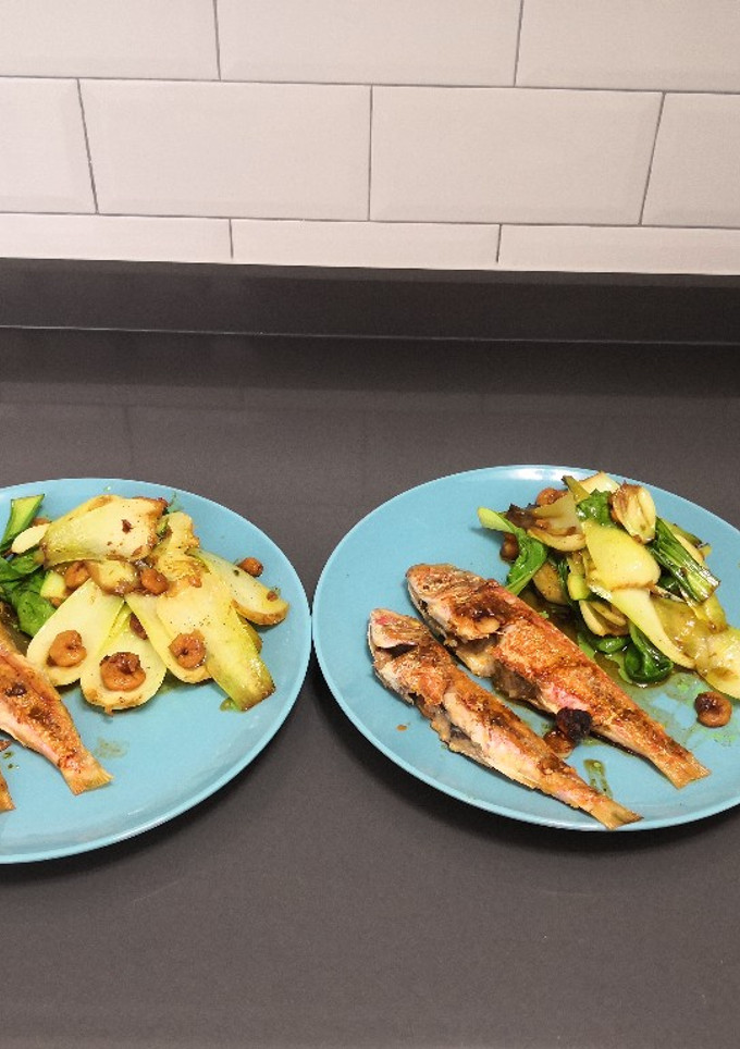 Una foto de Salmonetes con pak Choi y gambas