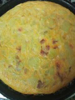 Una foto de Tortilla de patatas, cebolla y chorizo