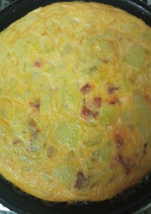 Foto principal de Tortilla de patatas, cebolla y chorizo