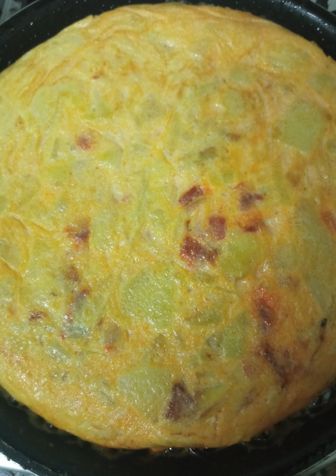 Una foto de Tortilla de patatas, cebolla y chorizo
