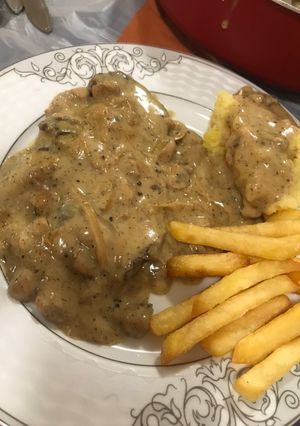 صورة لوصفة ستيك لحم البقر بصوص المشروم (الفطر) والبطاطس المهروسة