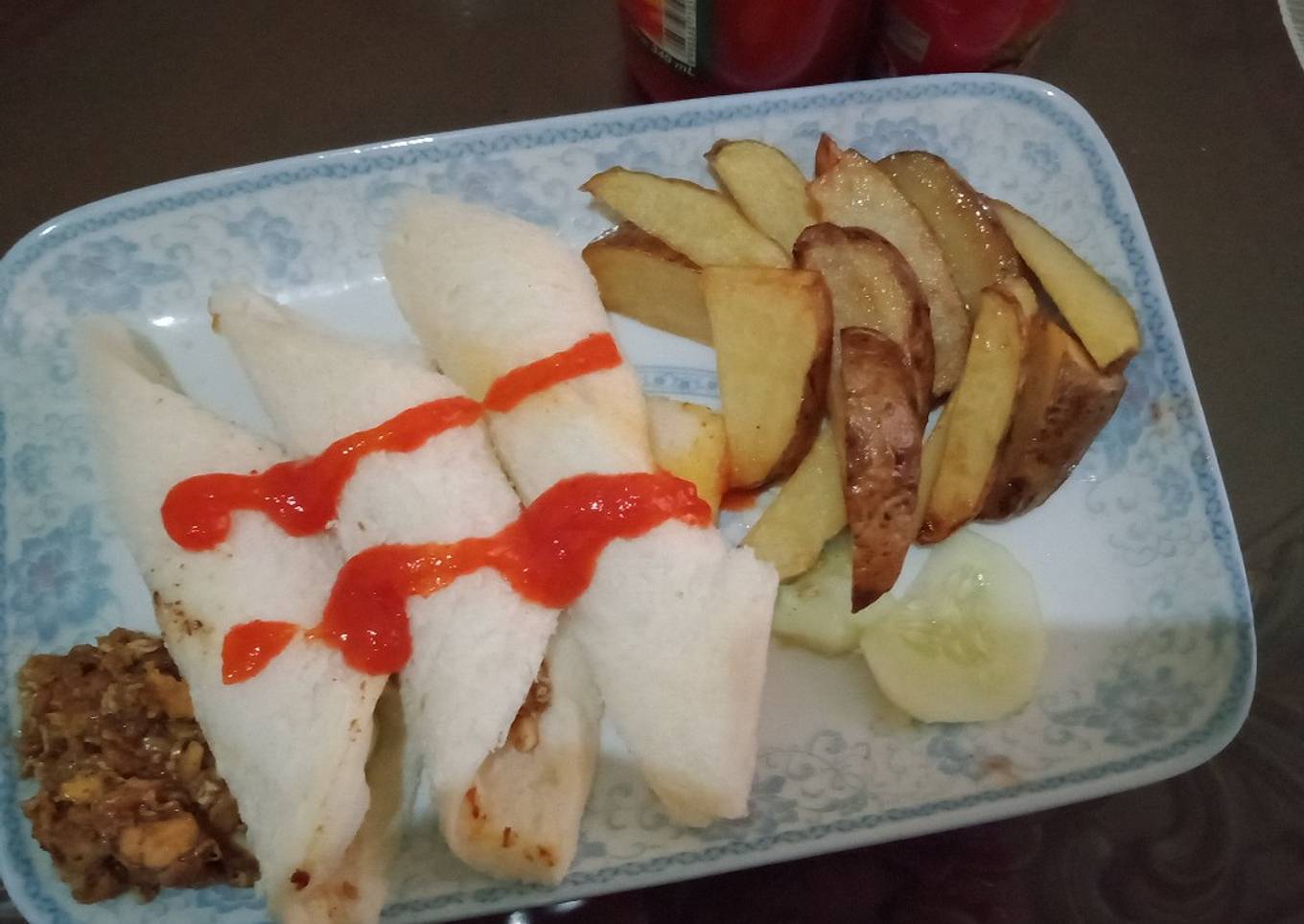 Sandwich fillet ayam with fried potatoes