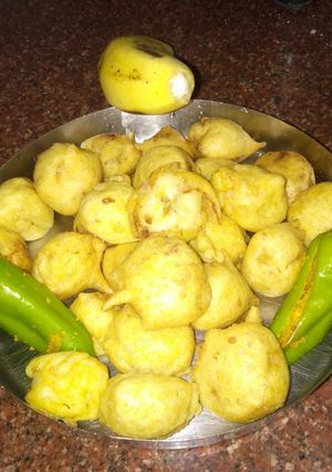 પાકા કેળા ના ભજીયા (Ripe Banana Bhajiya Recipe In Gujarati) રેસીપી મુખ્ય ફોટો