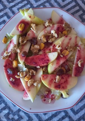 Una foto de Ensalada de Manzana con Vinagreta de Cerezas