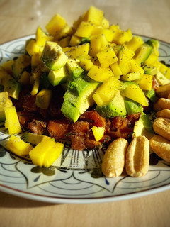 Una foto de Tartar de salmón fresco con aguacate y mango