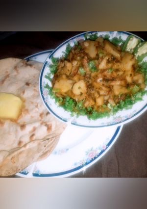 A picture of Aalu methi ka salan with chupri roti🥔🥦🌶.