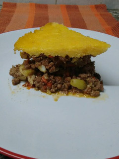 Una foto de Pastel de polenta con carne picada, fácil, economico y sustancioso