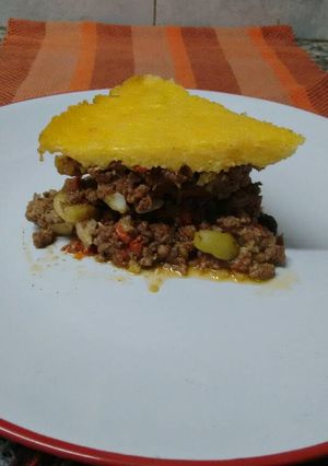 Una foto de Pastel de polenta con carne picada, fácil, economico y sustancioso