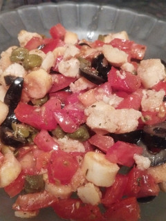 Una foto de Ensalada de tomate y pan de ajo
