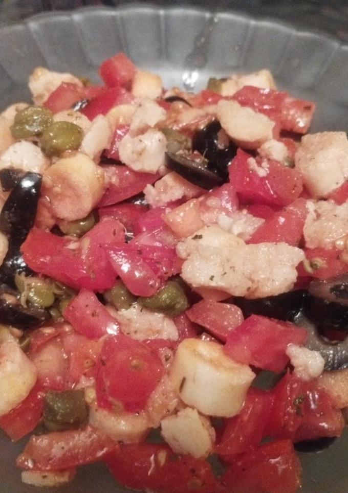 Una foto de Ensalada de tomate y pan de ajo