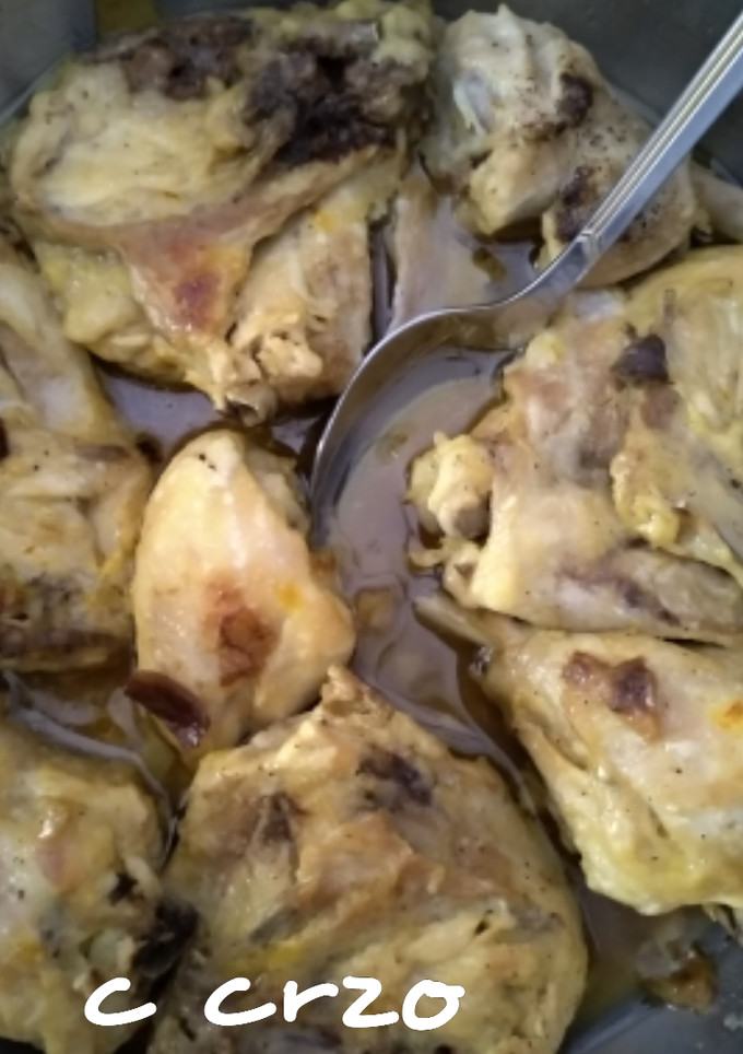 Una foto de Pollo con cebolla y azafrán