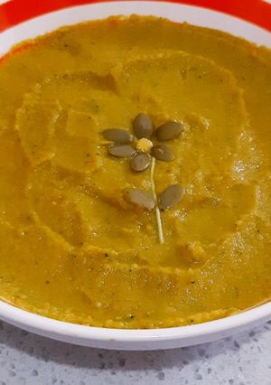 Una foto de Crema de zapallo y brócoli con verduras