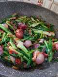 Tumis lokio (bawang batak) + rebon & klotok