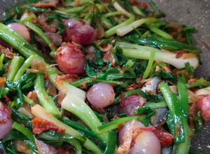 Foto resep Tumis lokio (bawang batak) + rebon & klotok