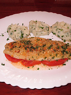 Una foto de Pescado blanco con costra y guarnición