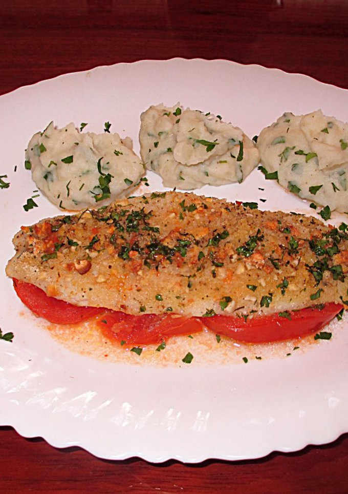 Una foto de Pescado blanco con costra y guarnición