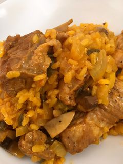 Una foto de Arroz con costillas (paella)