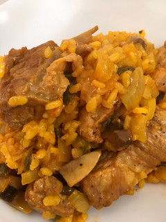 Una foto de Arroz con costillas (paella)
