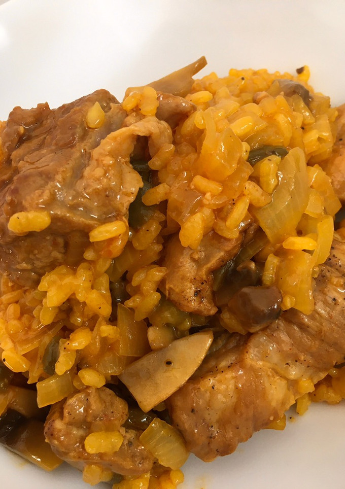 Una foto de Arroz con costillas (paella)