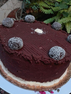 Una foto de Torta de chocolate con ganache para cumpleaños súper fácil! ♥