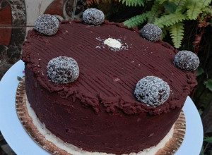 Una foto de Torta de chocolate con ganache para cumpleaños súper fácil! ♥