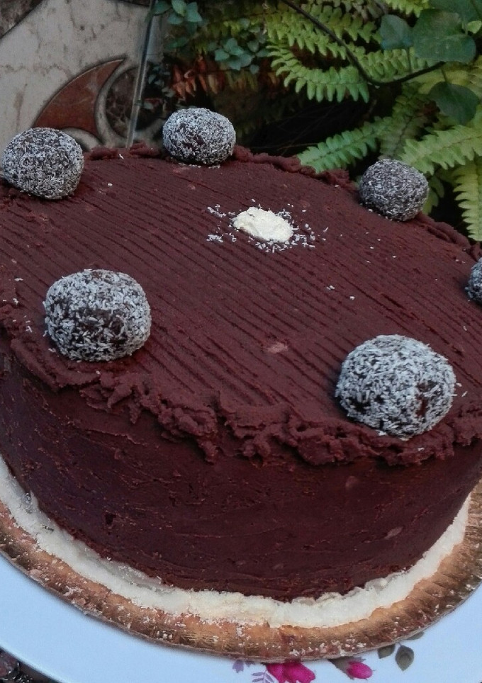 Una foto de Torta de chocolate con ganache para cumpleaños súper fácil! ♥