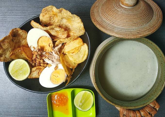 Soto Ayam Isi Kecambah dan Kentang Goreng