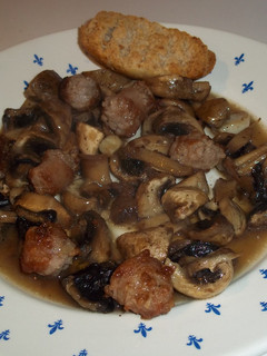 Una foto de Champiñones con dientes de ajo y longanizas blancas