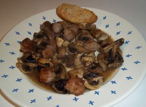 Foto principal de Champiñones con dientes de ajo y longanizas blancas