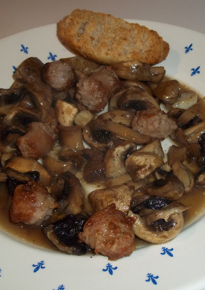 Una foto de Champiñones con dientes de ajo y longanizas blancas