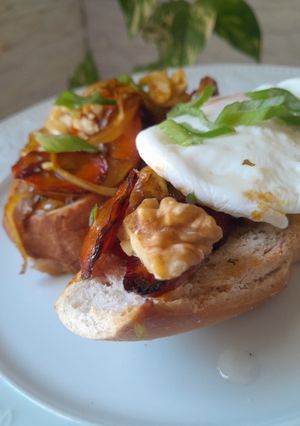 Una foto de Bruschetta con verduras caramelizadas huevo poché