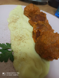 Una foto de Albóndigas al Pedro Ximénez con Parmentier de patata
