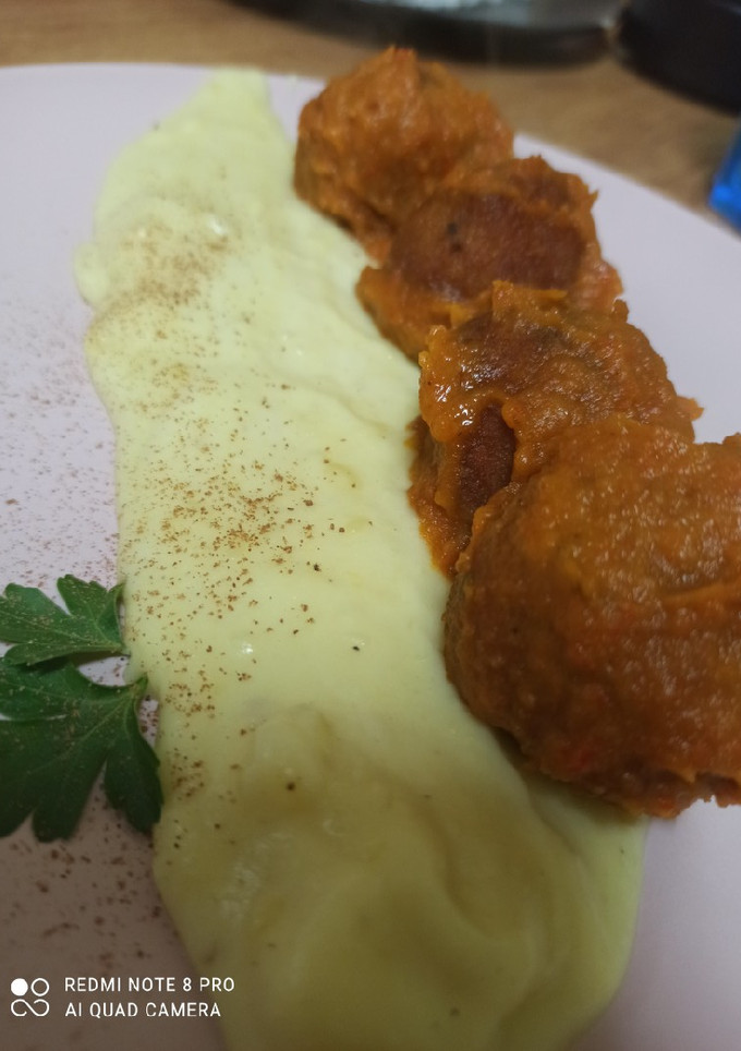 Una foto de Albóndigas al Pedro Ximénez con Parmentier de patata