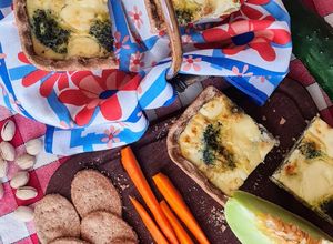 Una foto de Tarta rectangular de brócoli congelado y queso 🥦 con masa casera e integral 🧀 ideal para el picnic