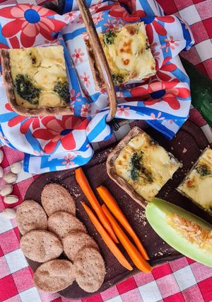 Una foto de Tarta rectangular de brócoli congelado y queso 🥦 con masa casera e integral 🧀 ideal para el picnic