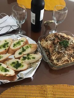 Una foto de Spaghetti con carne molida y champiñones al ajillo